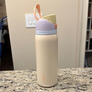 Owala Cream Water Bottle with Pastel Lid